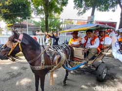 Ragam Cara Unik Calon Legislator PKS di Jabar Mendaftar ke KPU