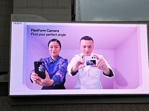 Kreatif! OPPO Iklankan Find N2 Flip Pakai Billboard Interaktif