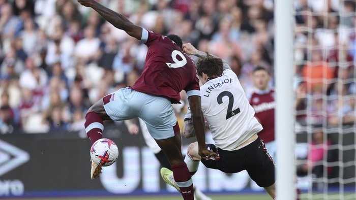 West Hams Michail Antonio, left, challenges for the ball with Manchester Uniteds Victor Lindelof during the English Premier League soccer match between West Ham United and Manchester United at the London Stadium in London, England, Sunday, May 7, 2023. (AP Photo/Ian Walton)
