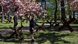 Bunga Sakura Bermekaran di Tengah Gempuran Perang Ukraina