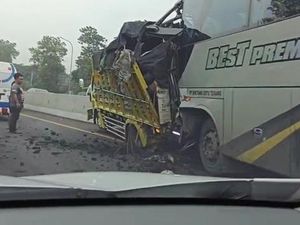 Bus Tabrak Truk di Bahu Jalan Tol Purbaleunyi hingga Ringsek!