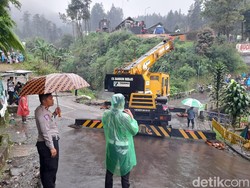Crane 25 Ton Tiba di TKP Bus Terguling Guci Tegal, Evakuasi Dilakukan