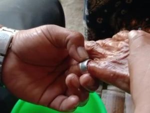 Nenek di Lebak Tak Bisa Lepas Cincin hingga Jari Bengkak, Damkar Beraksi