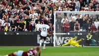Tendangan Said Benrahma sepertinya akan bisa diantisipasi oleh David De Gea. Apalagi tembakan itu pun tampak tidak kencang-kencang amat. Foto: Action Images via Reuters/MATTHEW CHILDS