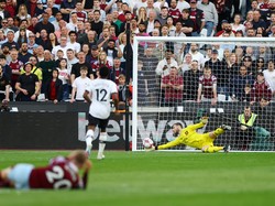 Tendangan Said Benrahma sepertinya akan bisa diantisipasi oleh David De Gea. Apalagi tembakan itu pun tampak tidak kencang-kencang amat. Foto: Action Images via Reuters/MATTHEW CHILDS