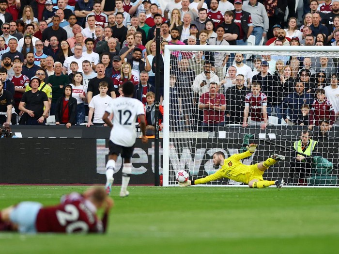 Soccer Football - Premier League - West Ham United v Manchester United - London Stadium, London, Britain - May 7, 2023 West Ham United's Said Benrahma scores their first goal past Manchester United's David de Gea Action Images via Reuters/Matthew Childs EDITORIAL USE ONLY. No use with unauthorized audio, video, data, fixture lists, club/league logos or 'live' services. Online in-match use limited to 75 images, no video emulation. No use in betting, games or single club /league/player publications.  Please contact your account representative for further details.