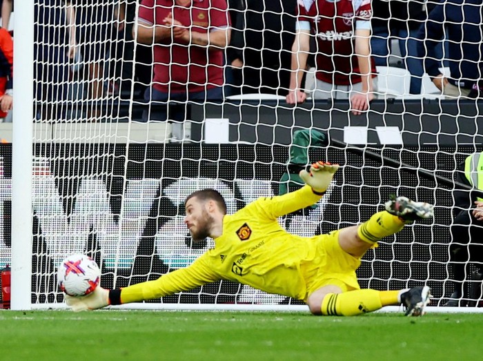 Soccer Football - Premier League - West Ham United v Manchester United - London Stadium, London, Britain - May 7, 2023 West Ham United's Said Benrahma scores their first goal past Manchester United's David de Gea Action Images via Reuters/Matthew Childs EDITORIAL USE ONLY. No use with unauthorized audio, video, data, fixture lists, club/league logos or 'live' services. Online in-match use limited to 75 images, no video emulation. No use in betting, games or single club /league/player publications.  Please contact your account representative for further details.