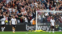 De Gea pun tahu sudah bikin blunder fatal. Foto: Action Images via Reuters/MATTHEW CHILDS