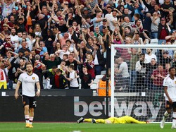 De Gea pun tahu sudah bikin blunder fatal. Foto: Action Images via Reuters/MATTHEW CHILDS