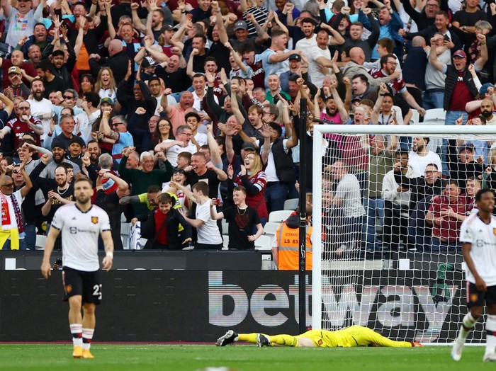 Soccer Football - Premier League - West Ham United v Manchester United - London Stadium, London, Britain - May 7, 2023 Manchester United's David de Gea looks dejected after West Ham United's Said Benrahma scores their first goal Action Images via Reuters/Matthew Childs EDITORIAL USE ONLY. No use with unauthorized audio, video, data, fixture lists, club/league logos or 'live' services. Online in-match use limited to 75 images, no video emulation. No use in betting, games or single club /league/player publications.  Please contact your account representative for further details.