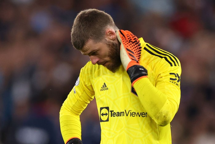 LONDON, ENGLAND - MAY 7: David de Gea of Manchester United looks dejected during the Premier League match between West Ham United and Manchester United at London Stadium on May 7, 2023 in London, United Kingdom.