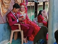 Viral Pernikahan Sederhana di Bangkalan, Pelaminan Cuma Pakai Kursi Plastik