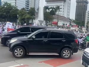 Massa Dokter dan Apoteker Gelar Demo di Patung Kuda, Lalin ke Istana Ditutup