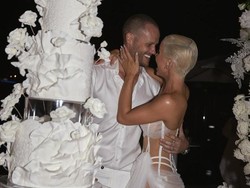 Aktris Beri Kejutan Pakai Gaun Menerawang di Hari Pernikahan, Ramai Kritikan