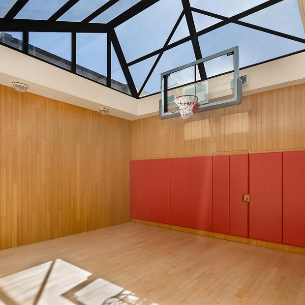 Fasilitas lapangan basket di atap rumah/