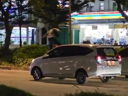 Viral Pria di Batam Ngamuk-Tendang Mobil gegara Rebutan Jalan Sempit