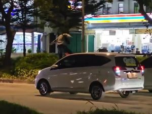 Viral Pria di Batam Ngamuk-Tendang Mobil gegara Rebutan Jalan Sempit Viral Pria di Batam Ngamuk-Tendang Mobil gegara Rebutan Jalan Sempit