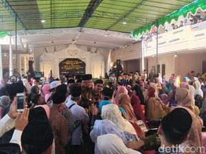 Ganjar Ingatkan Bahaya Hoaks Saat Hadiri Haul KH Dalhar Watucongol