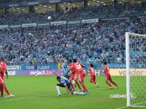 Video Gol Cantik Luis Suarez di Liga Brasil