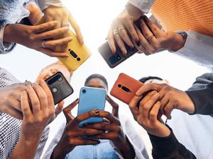 79% Orang Indonesia Cari Berita di Internet dan Media Sosial 79% Orang Indonesia Cari Berita di Internet dan Media Sosial