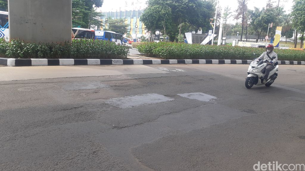 Jalan berlubang di depan kantor Kejagung RI, Jakarta, 8 Mei 2023, pagi. (Danu Damarjati/detikcom)