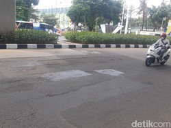 Warga Harap Perbaikan Jalan Bopeng-bopeng Depan Kejagung Diperbaiki