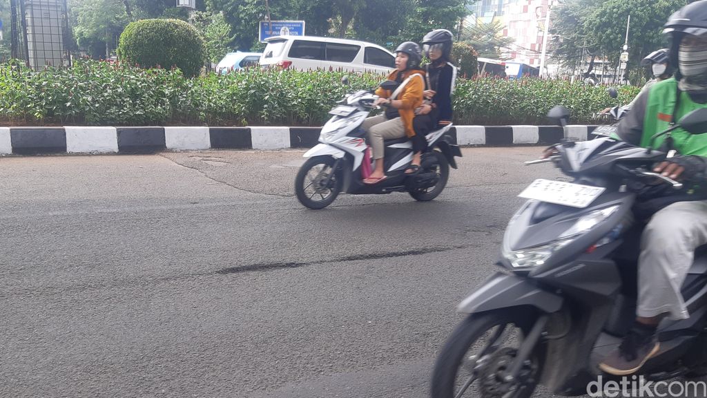 Jalan berlubang di depan kantor Kejagung RI, Jakarta, 8 Mei 2023, pagi. (Danu Damarjati/detikcom)