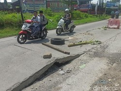 Jalan Beton Alternatif Demak-Semarang di Mranggen Mengelupas