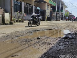 Ironi Jalan Rusak di Gedangan Sidoarjo Sampai Bikin Emak-emak Patah Tulang