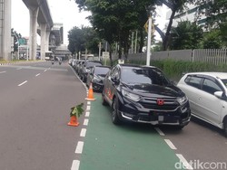 Walah! Jalur Sepeda Depan Kantor ASEAN Jakarta Jadi Parkiran Mobil