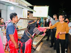 Jokowi Jalan Kaki Kunjungi Kawasan Wisata Kuliner di Labuan Bajo