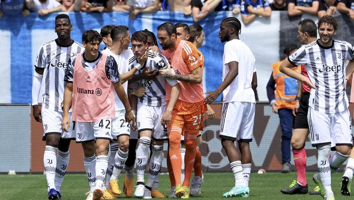BERGAMO, ITALY - MAY 07: Dusan Vlahovic of Juventus FC celebrates his goal with his team-mates during the Serie A match between Atalanta BC and Juventus at Gewiss Stadium on May 07, 2023 in Bergamo, Italy. (Photo by Giuseppe Cottini/Getty Images)