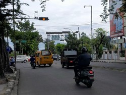 Awas, Ada Kabel Melintang di Badan Jalan S Parman Medan!