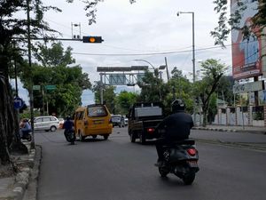 Awas, Ada Kabel Melintang di Badan Jalan S Parman Medan! Awas, Ada Kabel Melintang di Badan Jalan S Parman Medan!