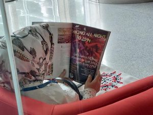 Agar Tak Tersorot, Kadinkes Lampung Tutupi Wajah dengan Majalah 2013 di KPK Agar Tak Tersorot, Kadinkes Lampung Tutupi Wajah dengan Majalah 2013 di KPK