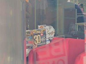 Kadinkes Lampung Tutupi Wajah Pakai Majalah Tahun 2013 di KPK