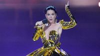 7 Gaya Heboh Katy Perry di Konser Penobatan Raja Charles III, Gaun Metalik