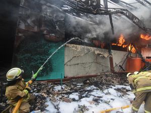 Sulitnya Padamkan Api Kebakaran Pabrik Cat di Jakut, Petugas Berjibaku 5 Jam