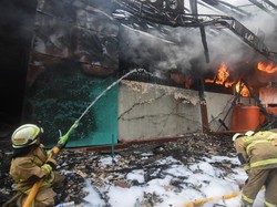 Sulitnya Padamkan Api Kebakaran Pabrik Cat di Jakut, Petugas Berjibaku 5 Jam