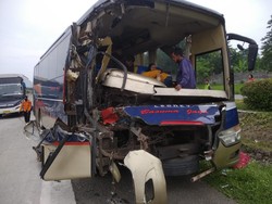 6 Orang Luka Akibat Bus Tabrak Truk di Tol Cipali