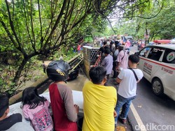 Mobil Terjun ke Sungai Mendadak Jadi Tontonan Warga di Sukabumi