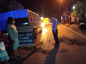 Motor Bonceng 3 Tabrak Truk Parkir, Remaja Tewas