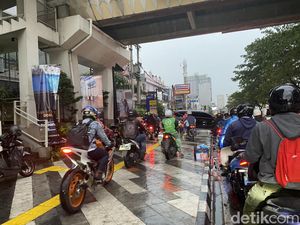 Jalan Margonda Depok Macet Parah, Sejumlah Pemotor Nekat Naik Trotoar! Jalan Margonda Depok Macet Parah, Sejumlah Pemotor Nekat Naik Trotoar!