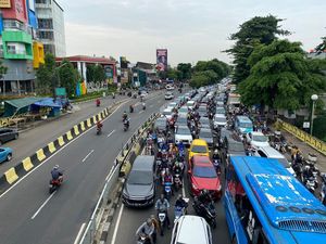 Senin Pagi, Lalin di Jalan Basuki Rahmat Arah Kampung Melayu Macet