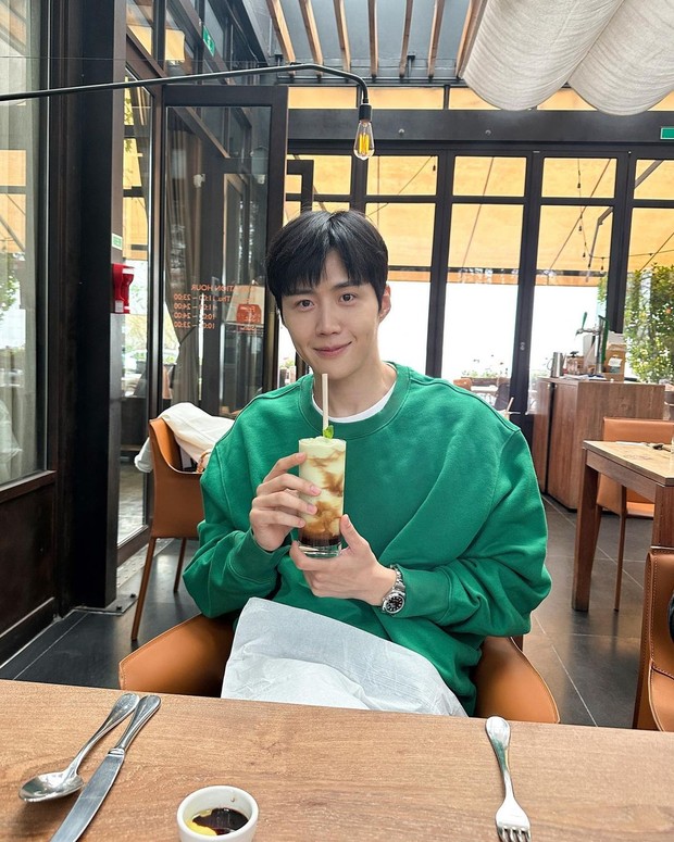 Kim Seon Ho berdonasi ke Palang Merah Korea/Foto: Instagram.com/kimseonho_staff.dairy Kim Seon Ho berdonasi ke Palang Merah Korea