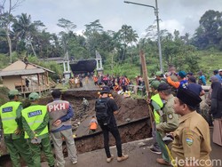 Akses Warga Terhambat Imbas Jembatan Cidugaleun Tasik Amblas