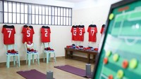 Viral di media sosial soal Timnas Indonesia U-22 diberi kursi plastik bak kursi kondangan di ruang ganti SEA Games 2023. Foto: Dok. PSSI