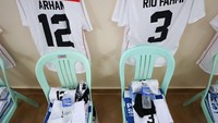 Kursi plastik berwarna hijau ditaruh untuk menjadi tempat menaruh jersey Timnas Indonesia U-22 di SEA Games 2023 jelang melawan Timor Leste, Minggu (7/5). (Foto: Dok. PSSI)