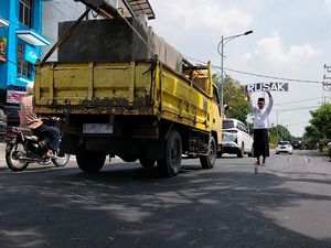 7 Fakta Aksi Teatrikal Pria Protes Jalan Rusak Seorang Diri di Wiyung Surabaya 7 Fakta Aksi Teatrikal Pria Protes Jalan Rusak Seorang Diri di Wiyung Surabaya