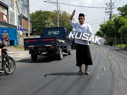 Demo Warga Surabaya Seorang Diri Demi Jalan Rusak hingga Dapat Perhatian Pemkot
